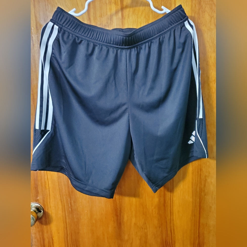 ADIDAS MEN'S SHORTS. Size: L